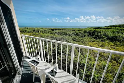 Image de 2br Condo w/ Ocean View, Pool & Tropical Setting