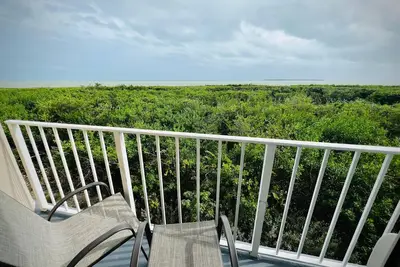 Image de Ocean View 2br Condo – Pool, Beach, near the fun