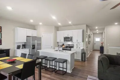 Image de 3 Br Home with king suite. Centrally located!