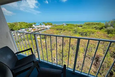 Image de Family 2br w/ Ocean View, Pool & Tropical Landscaping