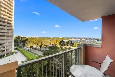 Image de Grove Hideaway w/ Pool Close to Cafés & Bay