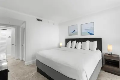 Image de Coconut Grove Condo: King Bed & Fitness