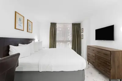 Image de Bayfront Escape: King Bed & Wellness Perks