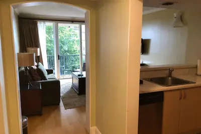 Image de Coconut Grove Retreat: King Bed & Gym Access