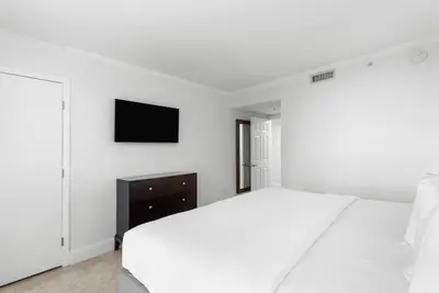 Image de 1br/1ba Condo: Gym, Pool & Balcony