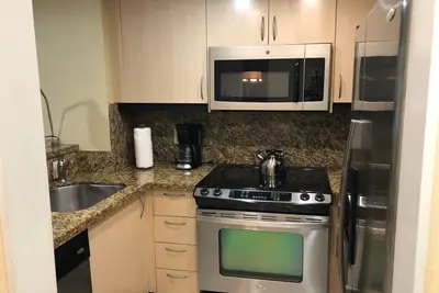 Image de 2br Coconut Grove Condo: Balcony & King Bed Master