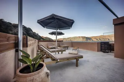 Luxury apartment with rooftop pool in Meronas\n