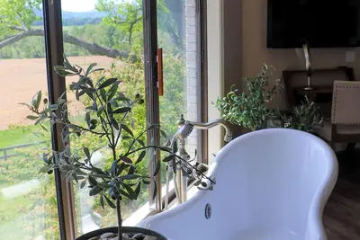 Image de Lush Countryside & Shenandoah Mountain Views at Quiet Hills Retreat