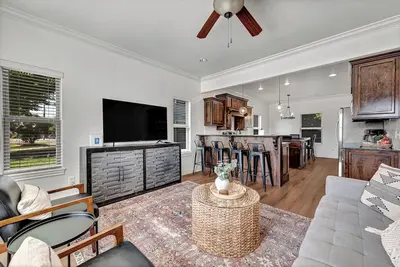 Image de Cozy 3-bedroom Townhouse, Walk to Razorback Games! 3 Parking spots! \n