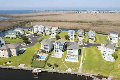 Image de Stunning Views! 5 bed 5. 5 bath w/ rec room & pool! Great location~Roanoke Island
