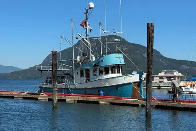 Image de Retro Boat in Quiet Marina, Whale Watching, Sea Otters and Lions, Crab Fishing