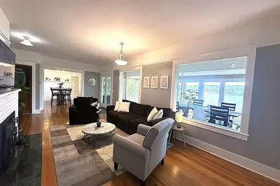 Image de 3 Br Beautiful Lake View Home