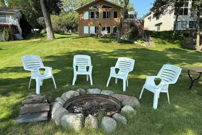 Image de Maple Lake Retreat - Spacious lake home with private sand beach\/swimming area