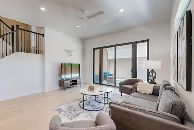 Image de Charming townhouse with W\/D and enclosed backyard