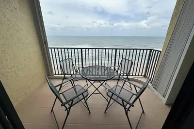 Image de Quiet beachfront penthouse offering everything needed for a coastal getaway