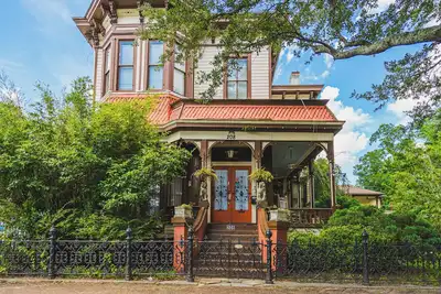 Image de Historic landmark 4-bed 4 bath house in marvelous Savannah with free parking!