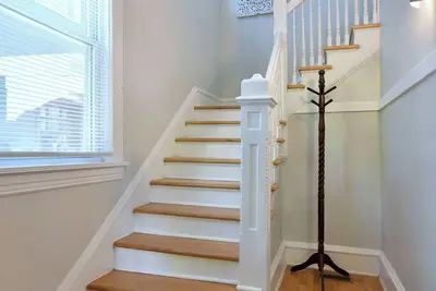 Image de 2nd floor walk up 3 bedroom 1 bath with parking