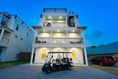 Image de Top Gun: Golf Cart Available - Pet Friendly! Golf Cart Rental Available!