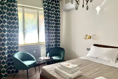 Image de Twin-Superking-Salle de bain privée séparée-Vue sur Rue
