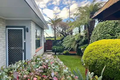 Image de Home with spa, sauna, garden in prime location