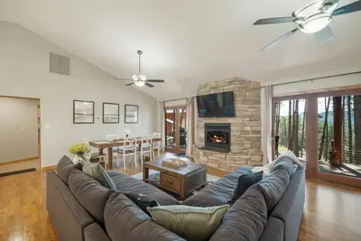 Image de Bear Hug Retreat! 3bd/2. 5ba Tranquil Mt Home