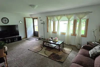 Image de Cozy 2-bedroom house in gorgeous Minneapolis with Ac, WiFi, and Streaming.