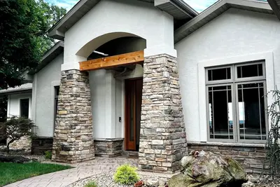 Image de Brand New Luxurious Cliffside Lodge Overlooking the Lake with Pool & Hot Tub