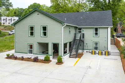 Image de 4br/4ba Newly Built, 5 min to square. Pet+, Full Kitchen, Washer/Dryer, 15+ days