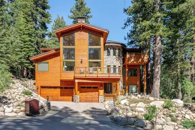 Image de Do not miss your chance to vacation at this five-bedroom, 5. 5-bath mountain home