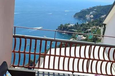 Image de Demetra Amalfi Lone by bus stop