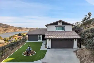 Image de Luxury 4 Br w\/ Serene Lake Views