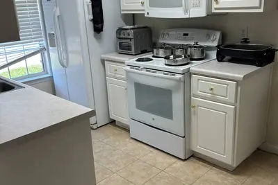 Image de 2Bed\/2Bath Townhome w\/Fishing Pond, Fenced Backyard, and Office