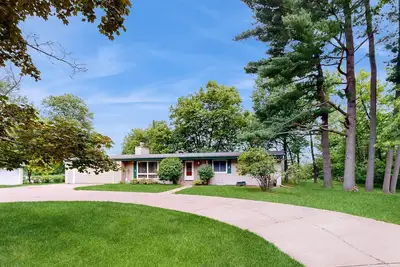 Image de Serene Waterfront Home w/ Provided Kayaks, Beach Area, Dock, Grill & Ping Pong