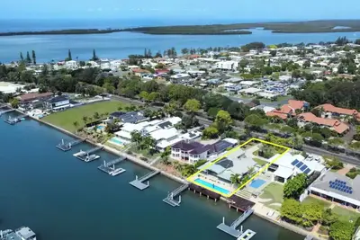Image de Take time to look through the stunning photos of this unique waterfront home.