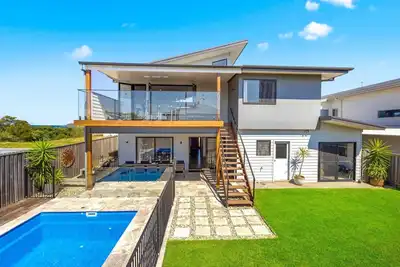 Image de Waterside Escape - family home with pool