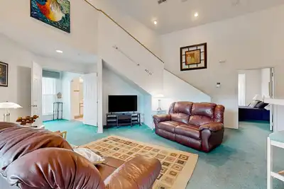 Image de Bright lakefront condo with balcony, great views, hot tub & pool
