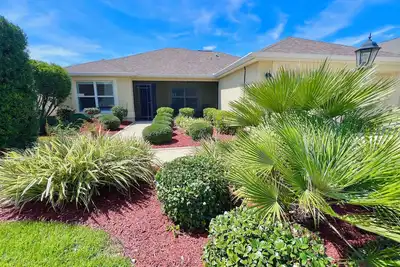 Image de Jan 1-25, 2026 is available! Central location, new gas golf cart & furnishings! !