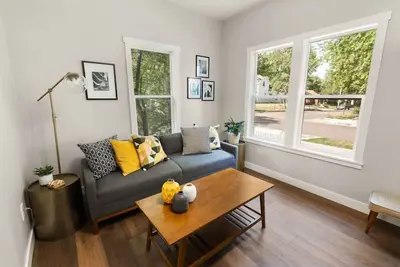 Image de Mid-Century Connection | Nestled Amid Universities