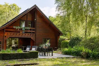 Image de Huswell - Tranquil retreat, cozy chalet in the heart of Urse