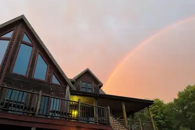 Image de Big Log Cabin on a lake in the woods; 4 Br 4 full bathrooms in Putnam Valley