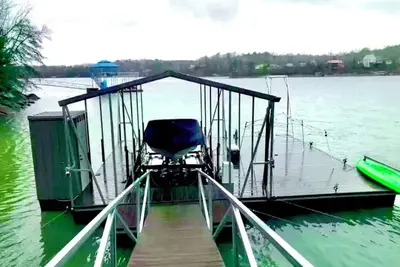 Image de Smith Lake Luxury Home w\/ Private Dock, Kayaks, Hot Tub, Fire Pit, Grill, & More