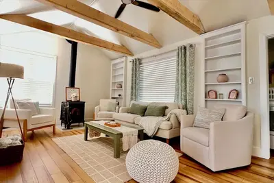 Image de 2-bedroom house in downtown Anchorage with WiFi, free parking and huge yar