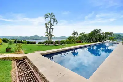 Image de Ground-Floor Condo Near Beach & Marina by Spcr