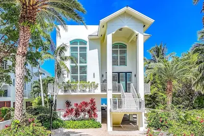 Image de Luxury Oceanfront Oasis With Deep Water Dockage!