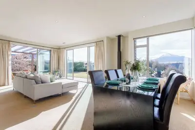 Image de Sunny home with stunning views