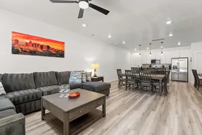 Image de Terra Retreat: Private Hot Tub, Resort Pools, Courts, Gym and more!