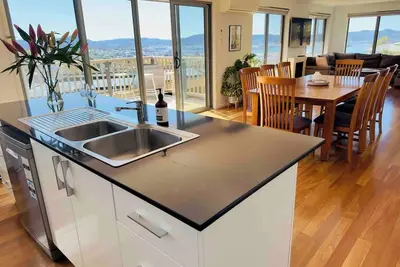 Image de Beautiful Sunny Home with Stunning Hobart Views