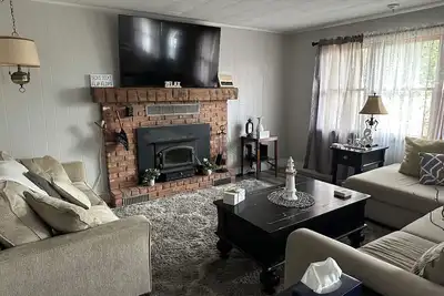 Image de Charming 4-bedroom house with WiFi and Ac in peaceful Lake City. Sleeps 12.