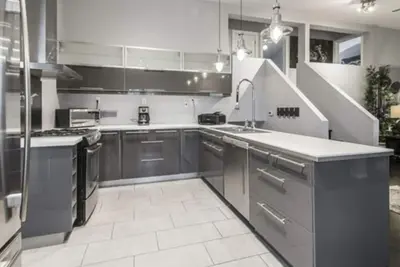 Image de Book Now! ! King bed! Entire Home! Perfect location. 5 star accommodation! !