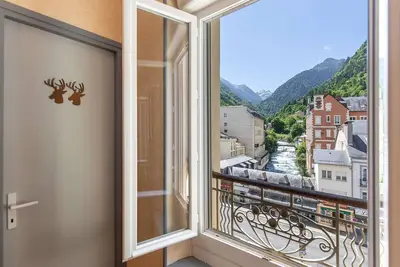 Image de T2 avec vue sur village et montagnes Ă Cauterets